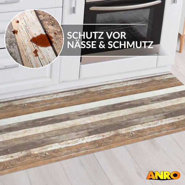 Küchenläufer in Holzoptik vor Küchenschränken, Schutz vor Nässe und Schmutz, ANRO Logo.