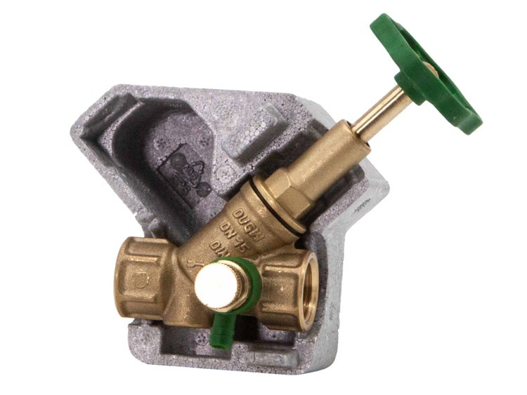 Kombiniertes Freistromventil mit Rückflussverhinderer aus Messing mit Wärmedämmschale, Nenndurchmesser 15, grünes Handrad und Entleerungsventil.
