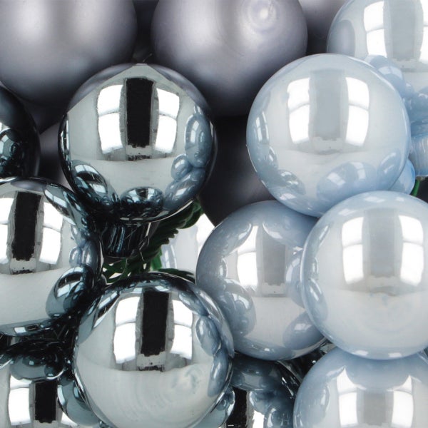 Nahaufnahme von Christbaumkugeln