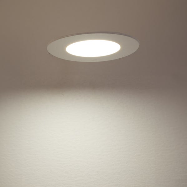 Runder LED Einbaustrahler im eingeschalteten Zustand, bündig in der Decke montiert.