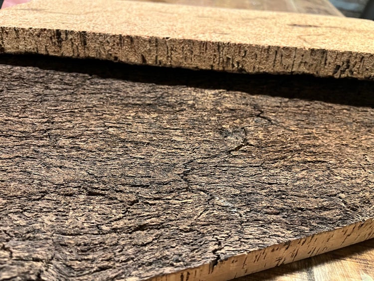 Naturkorkrinde mit grober, strukturierter Oberfläche für Wandgestaltung oder Terrarien.