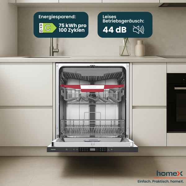 Geöffneter Geschirrspüler der Marke HomeX in einer Küche mit Energieeffizienzklasse C und einem Betriebsgeräusch von 44 Dezibel