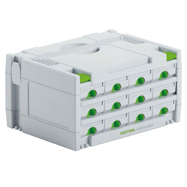 Person nimmt Schraube aus Schublade im Werkzeugkoffer