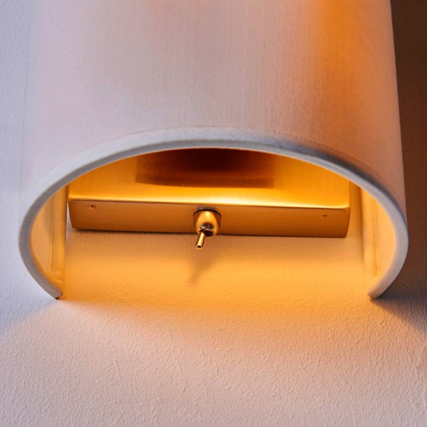 Wandleuchte mit halbrundem Stoffschirm, Metallgehäuse und Kippschalter.