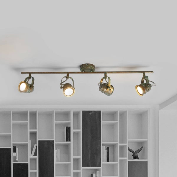 Deckenleuchte mit vier Strahlern vor Bücherregal