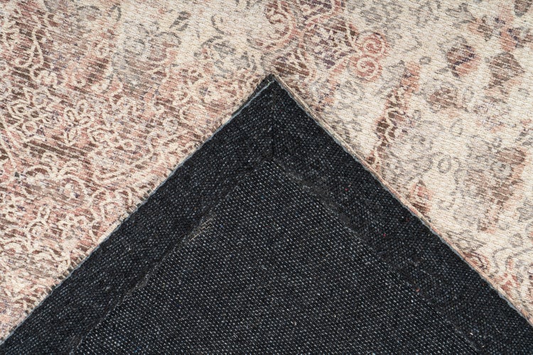 Nahaufnahme eines Teppichs mit Ornamentmuster und rutschfester Rückseite.