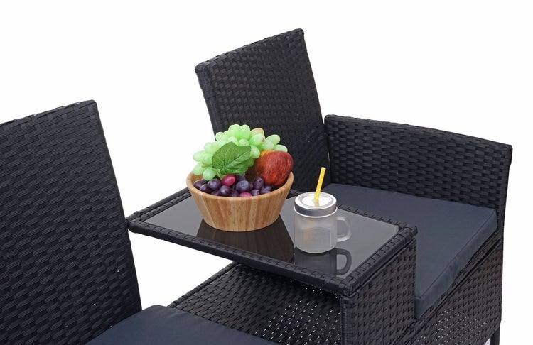 Gartenmöbel Set aus schwarzem Polyrattan mit zwei Stühlen, integriertem Glastisch und grauen Sitzkissen.