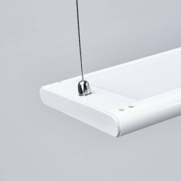 Detailansicht eines weißen, flachen LED-Panels mit Seilaufhängung aus Stahl.