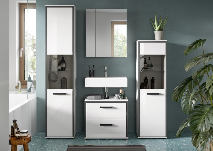 Modernes Badezimmermöbel-Set in Weiß und Grau mit Hochschrank, Waschbeckenunterschrank, Spiegelschrank und Beistellschrank.