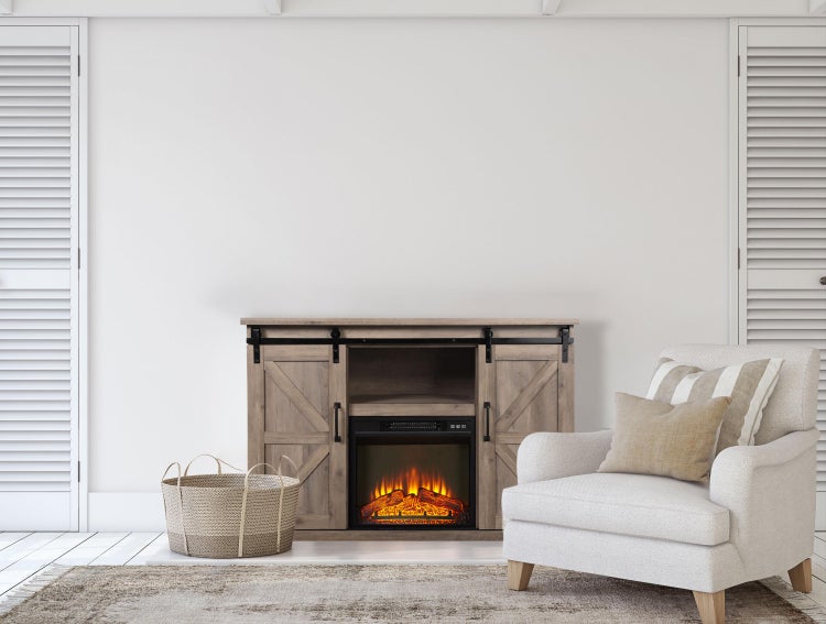 Wohnzimmer-Szene mit Kamin, Sessel und dekorativem Korb