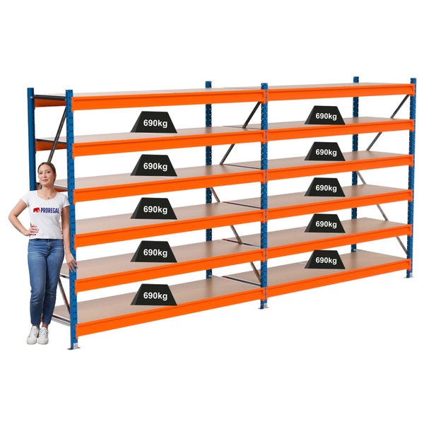 Ein blau-oranges Schwerlastregal mit mehreren Ebenen und einer Frau zur Größenansicht.