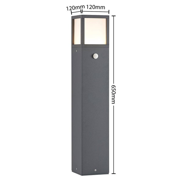 Moderne Außen-Sockelleuchte mit Bewegungsmelder, Höhe 650 Millimeter, Breite 120 Millimeter, Tiefe 120 Millimeter.