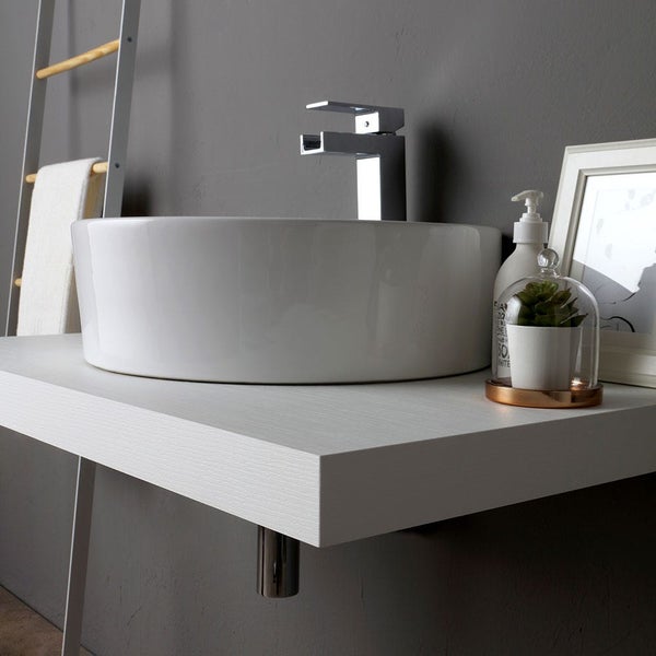 Modernes Aufsatzwaschbecken aus Keramik auf einer weißen Konsolenplatte mit verchromter Armatur im Badezimmer.