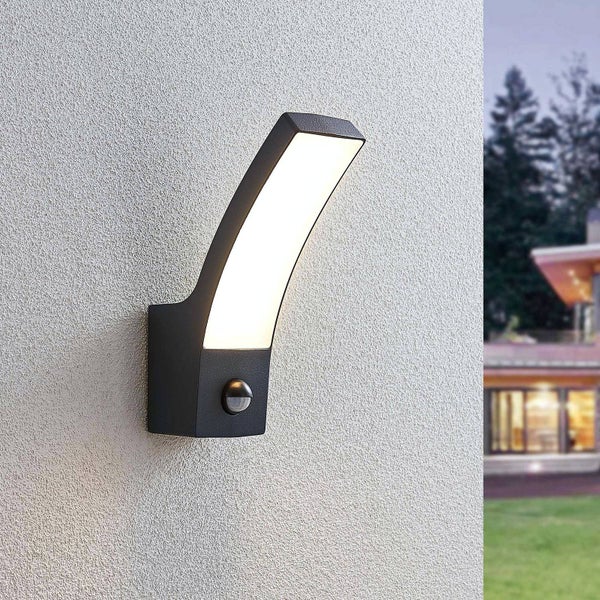 Lindby LED Wandleuchte außen Ilvita mit Bewegungsmelder (spritzwassergeschützt (Modern) in Schwarz aus Aluminium (1 flammig, ) - Wandlampe für Außenwand/Hauswand Haus Terrasse und Balkon
