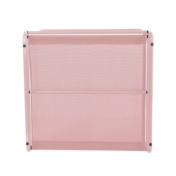 Rosa Bespannung für Gartenmöbel aus Mesh-Gewebe mit Metallrahmen.