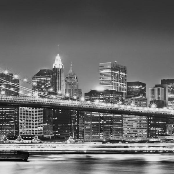 Schwarzweiß-Fotografie der Skyline von New York City mit der Brooklyn Bridge bei Nacht