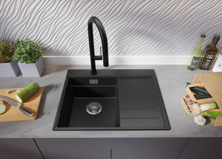 Spüle mit Abtropffläche und Armatur in einer modernen Küche