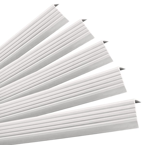 Mehrere Treppenkantenprofile im Fächer angeordnet.