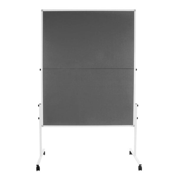 Mobile Moderationstafel mit Filzoberfläche und Aluminiumrahmen auf Rollen.