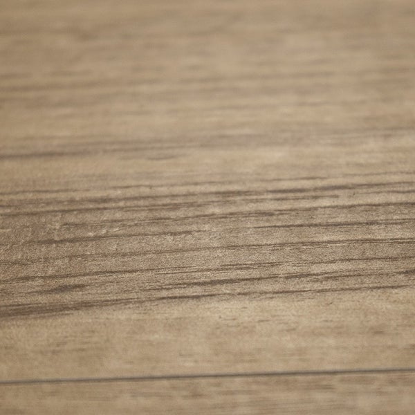 Detailansicht eines Laminatbodens mit authentischer Holzmaserung und strukturierter Oberfläche