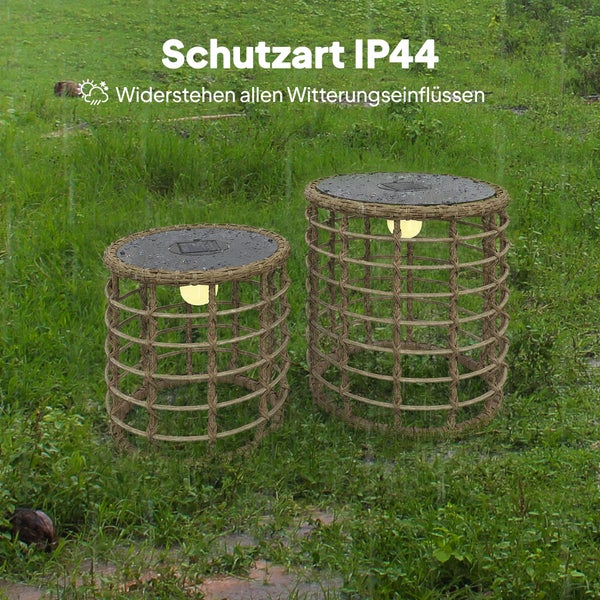 Zwei Solar-Gartenleuchten in Korb-Optik auf einem Rasen, wetterfest und spritzwassergeschützt gemäß Schutzart IP44.
