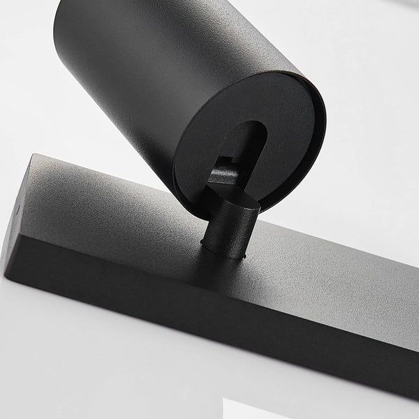 Detailaufnahme einer schwarzen Wandleuchte