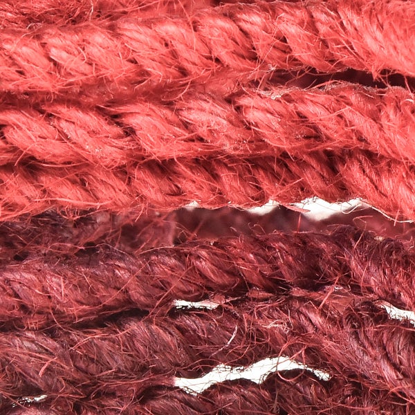 Nahaufnahme von rotem gedrehtem Seil