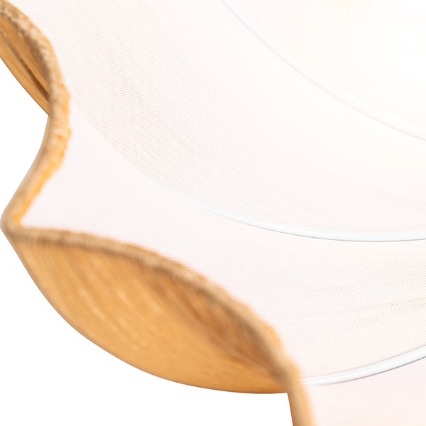 Detail eines Sonnenschirms mit hellem Stoff, weißen Streben und dekorativem Rand in Bast-Optik.