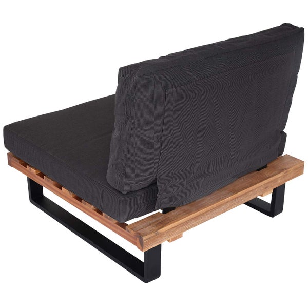 Garten-Lounge-Sessel mit Holzrahmen, schwarzen Metallbeinen und dunkelgrauen Polstern.