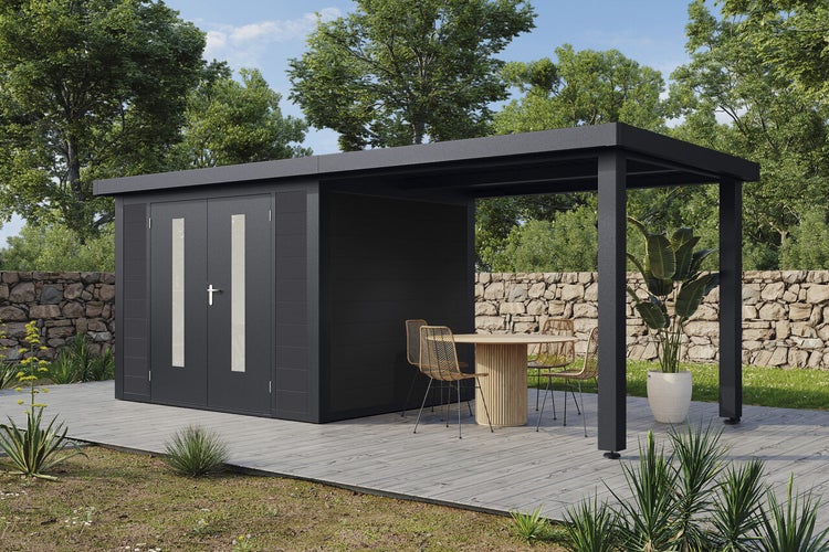 Modernes Gartenhaus mit integriertem Terrassendach und Doppeltür mit Glaseinsätzen auf einer Terrasse im Garten mit Sitzgruppe.