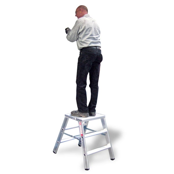 Eine Person steht auf einer Aluminium Trittstufe.