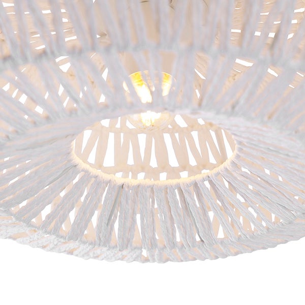 Nahaufnahme einer weißen Deckenleuchte mit geflochtenem Seildesign und sichtbarem Leuchtmittel.