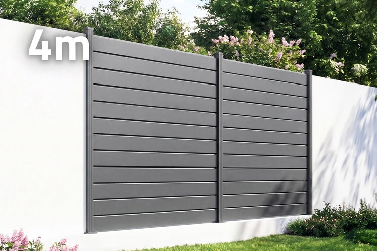 Anthrazitfarbener Sichtschutzzaun aus Aluminium mit zwei Feldern und Pfosten, 4 Meter breit, eingebaut in eine weiße Mauer in einem Garten.