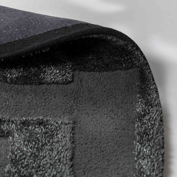 Detailaufnahme eines Teppichs mit weichem Flor, gewebtem Rücken und eingefasster Kante.