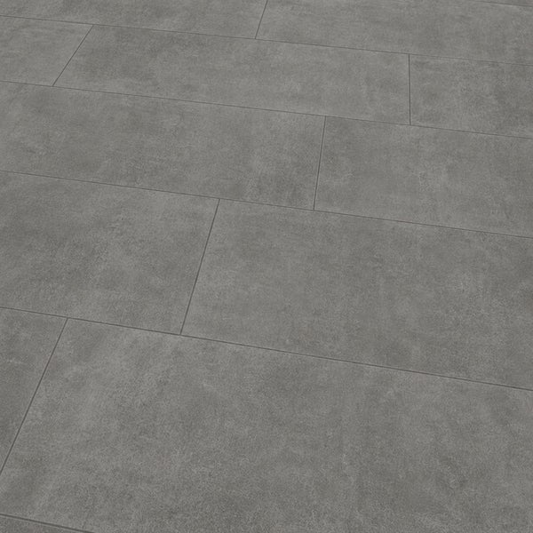 Bodenbelag in Steinoptik mit rechteckigen Fliesen in Beton-Design und strukturierter Oberfläche.