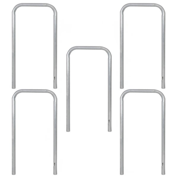 Fünf U-förmige Bodenanker aus verzinktem Metall für den Garten.