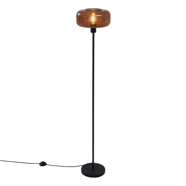 Stehleuchte mit Lampenschirm aus Glas und schwarzem Standfuß.