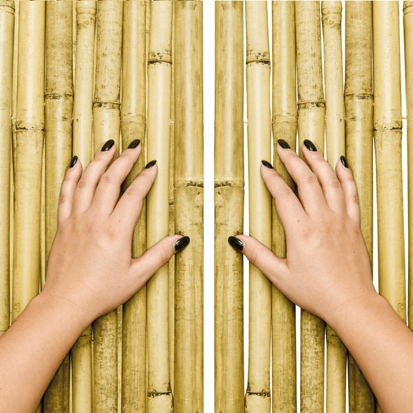 Bambusmatte mit Händen