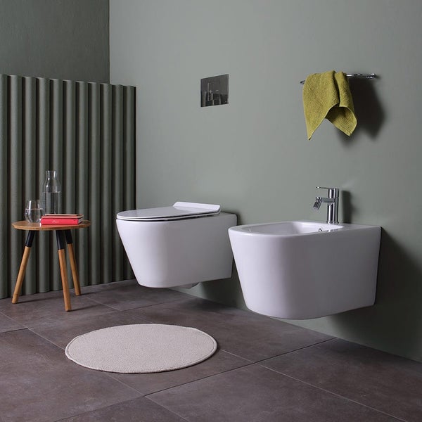 Keramik-Bidet und spülrandloses WC in glänzend weißer Farbe | Blues