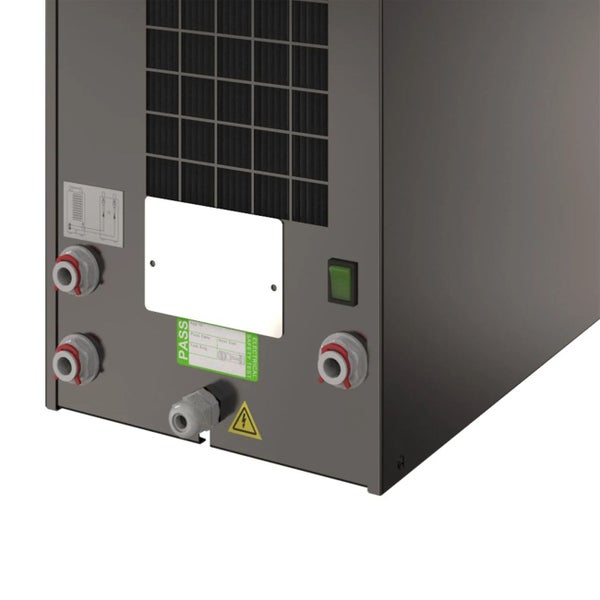 Rückseite eines Kühlgeräts mit Anschlüssen, Lüftungsgitter und Schalter