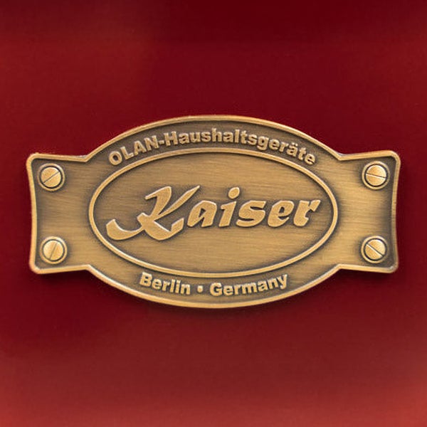 Kaiser Logo auf einem Metallschild als Markenzeichen von OLAN Haushaltsgeräte Berlin Germany