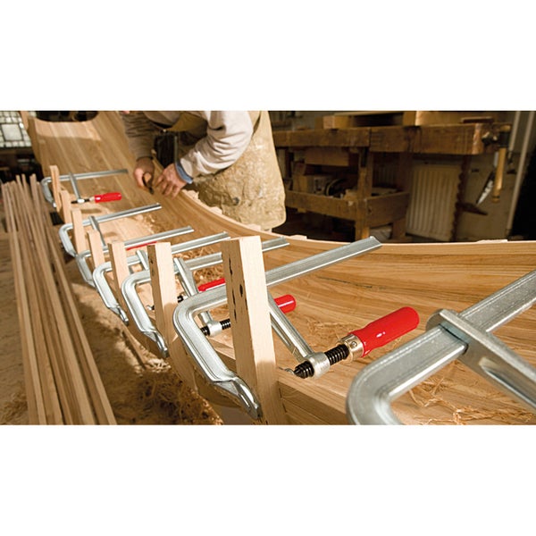 Werkstattaufnahme mit einer Holzform, die mit Schraubzwingen fixiert ist