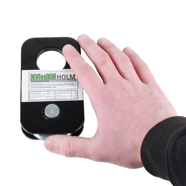 Eine Hand hält eine Trutzholm Umlenkrolle mit vier Tonnen Tragfähigkeit und acht Millimeter Seildurchmesser.