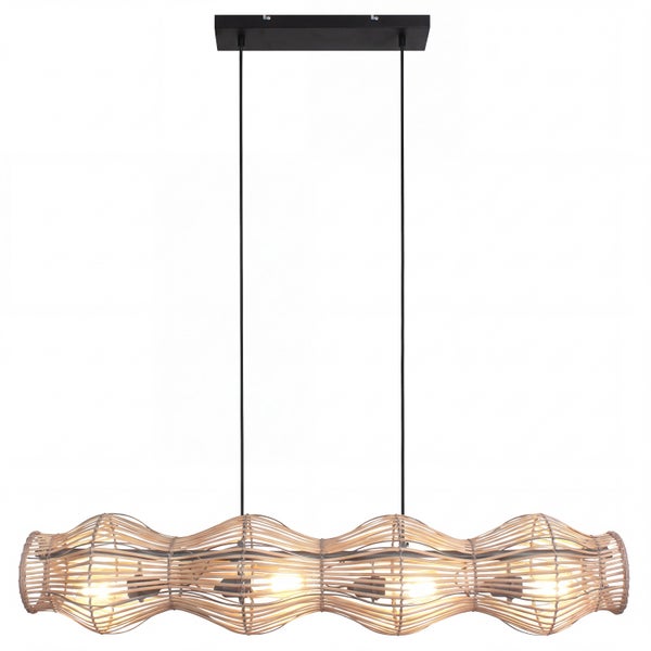 Moderne Pendelleuchte mit wellenförmigem, länglichem Schirm aus natürlichem Rattan, vier Lichtquellen und schwarzer Deckenhalterung.