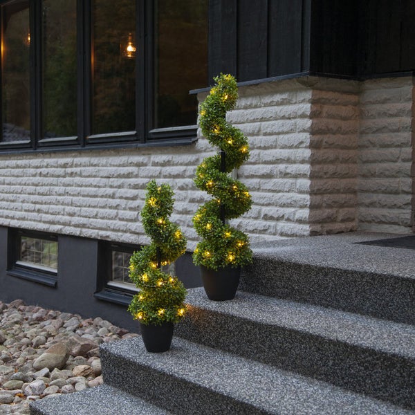 Künstlicher Weihnachtsbaum mit Lichterkette