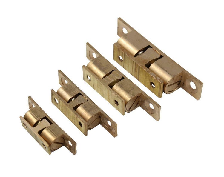 Zwei Bilder: Eines zeigt einen dunklen Raum mit leuchtenden Streifen, das andere einen hellen Raum mit farbigen Streifen an der Wand.