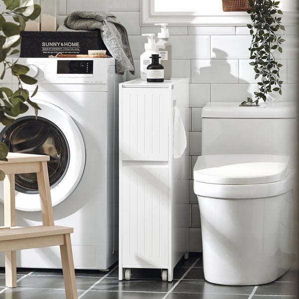 Badezimmer Szene mit Waschmaschine, Toilette und schmalem, weißem Badschrank auf Rollen