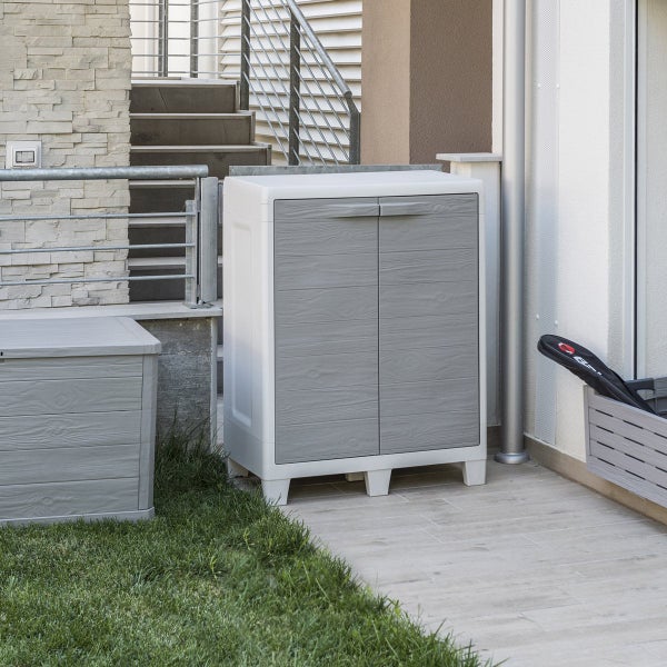Aufnahme eines Außenschranks mit zwei Türen und einem grauen Holzmaserungsdesign