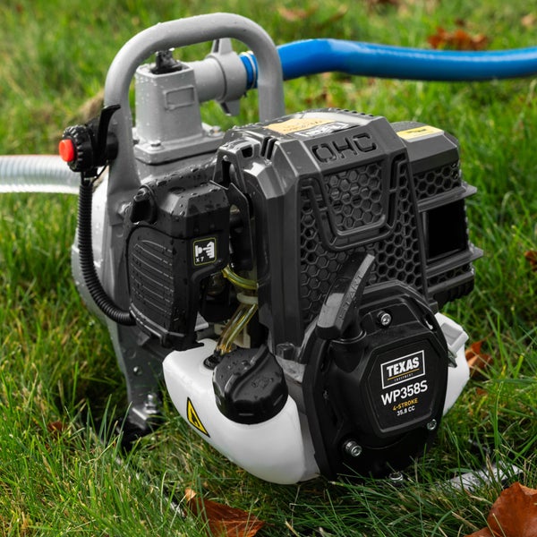 Texas Gartenpumpe WP358S mit 4 Takt Motor und 35,8 Kubikzentimeter Hubraum auf einer Wiese stehend