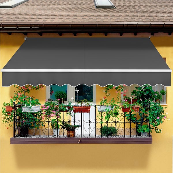 Graue Gelenkarmmarkise über einem Balkon mit Blumenkästen.